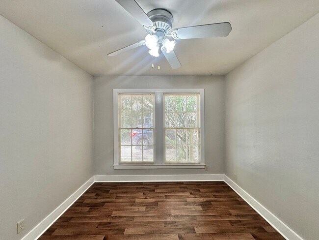 Building Photo - College Ave Triplex