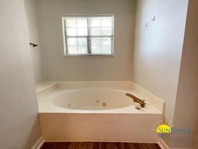 Building Photo - Stunning 3 Bedroom Townhome in Shalimar!