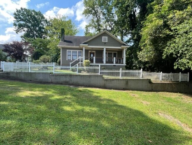 Building Photo - Introducing WesleyHeights401, a charming 3-bedroom, 2-bathroom house located in the heart of Char...