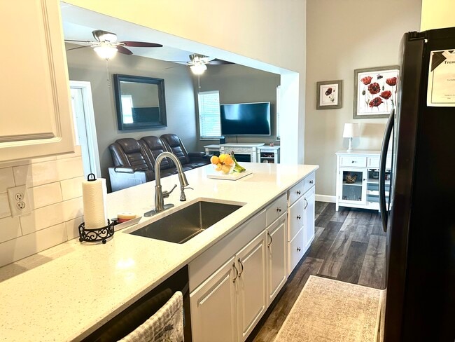 Building Photo - 672 SW Aster Rd