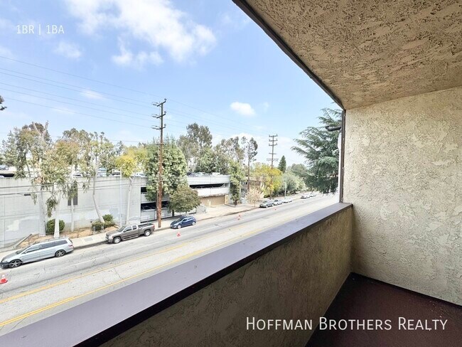 Building Photo - 15040 Vanowen St