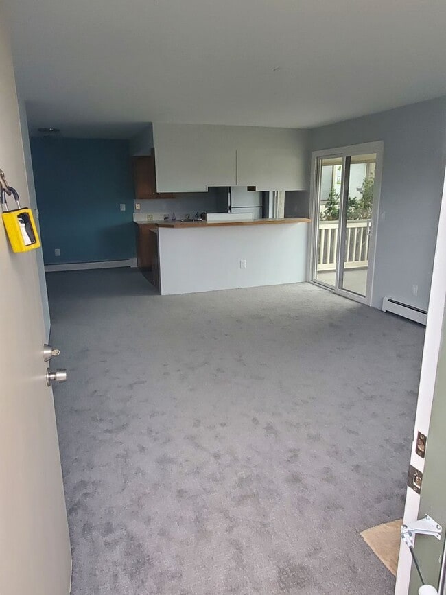 Building Photo - Recently Updated and Spacious 1B / 1B Available for June!