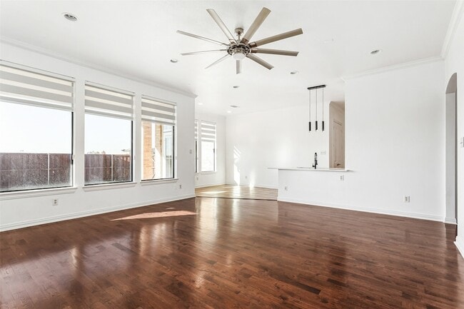 Building Photo - 2000 Le Mans Dr