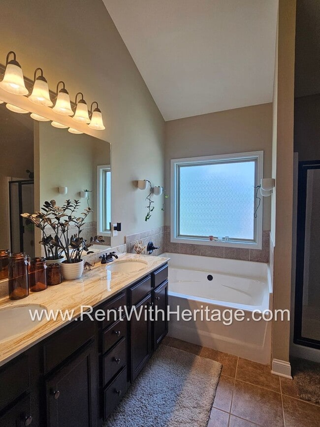 Building Photo - Gorgeous 3 bd / 2 bath / Attention to Deta...