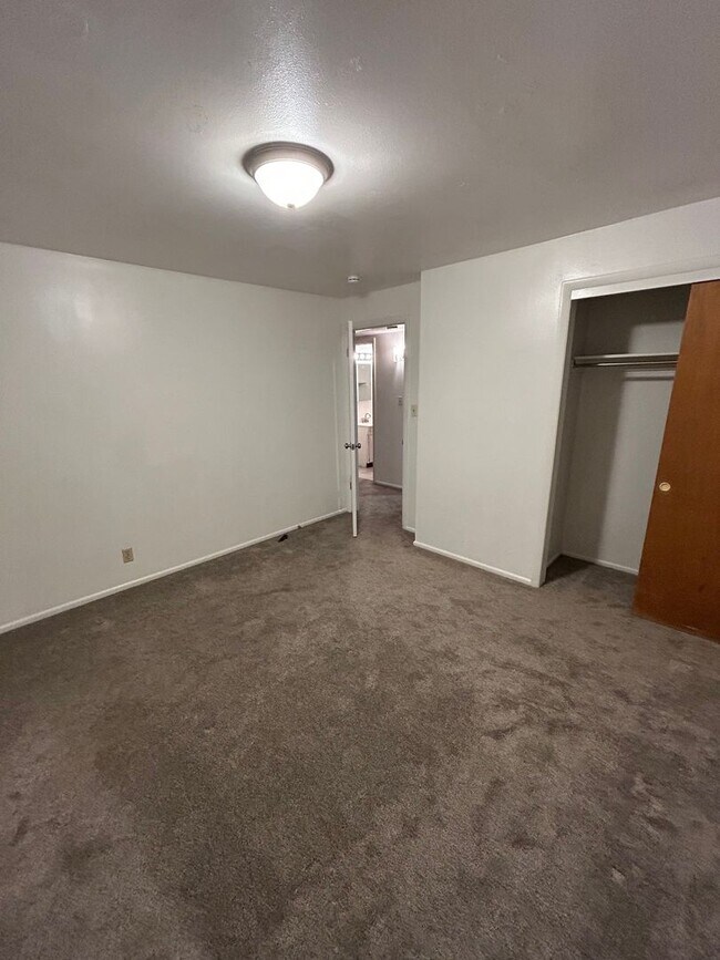 Building Photo - SINGLE FAMILY HOUSING -  2 bed/1 bath in Orem February Rent FREE