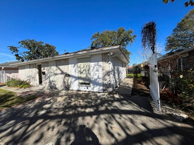 Building Photo - 1021 Sandalwood Dr