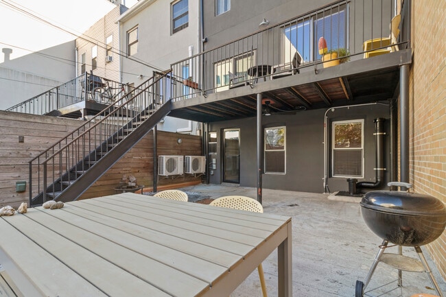 Building Photo - 347 Kosciuszko Street