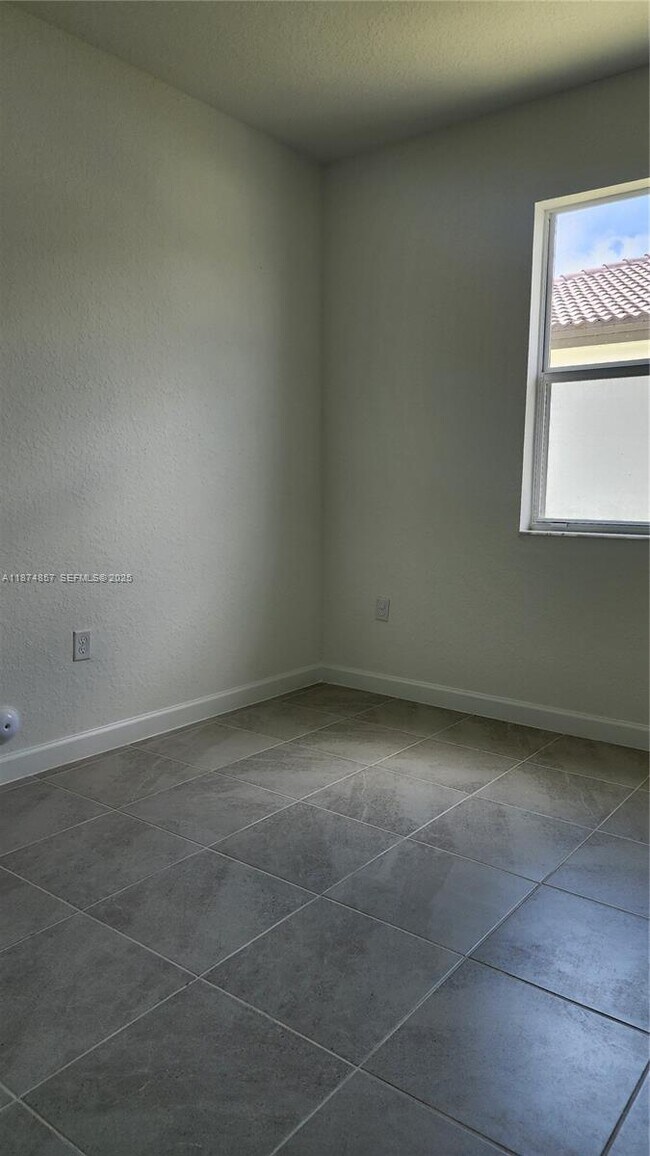 Building Photo - 2965 SE 23rd Ave