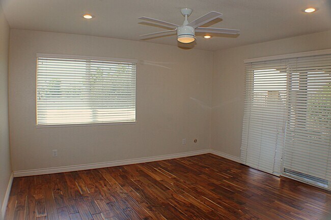 Building Photo - Stunning 3 bed, 2 bath Townhome for Rent.