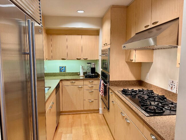 Building Photo - 654 Front St