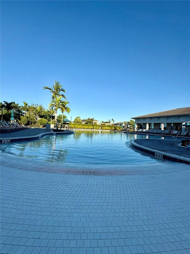 Building Photo - 1020 SE 26th Ter