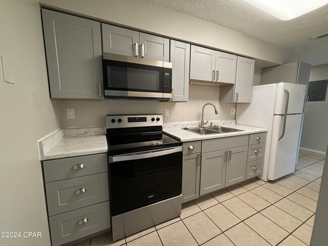 Building Photo - 923 Sanders Ln