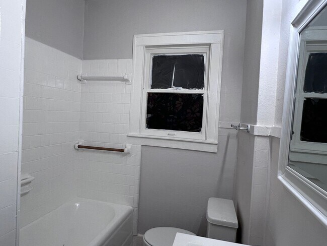 Building Photo - 215 Jennings Ave