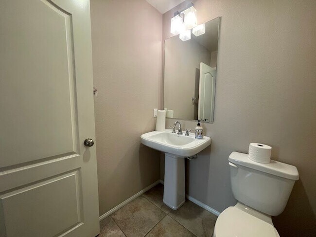 Building Photo - Stunning 2 bed 2.5 bath Solar Powered Town...