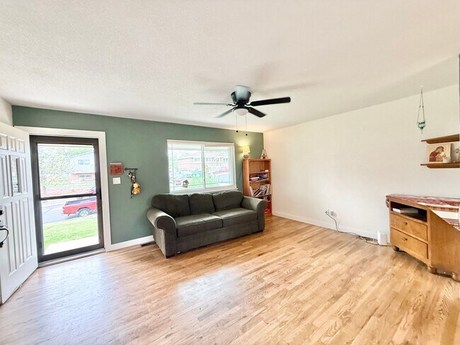 Building Photo - Renovated home on Yosemite for rent!