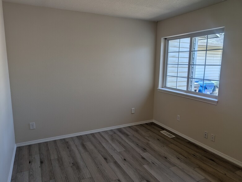 Building Photo - 6925 / 6927 Ridgetop Dr NE