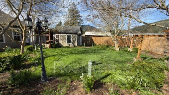 Building Photo - 501 NE Broadway St