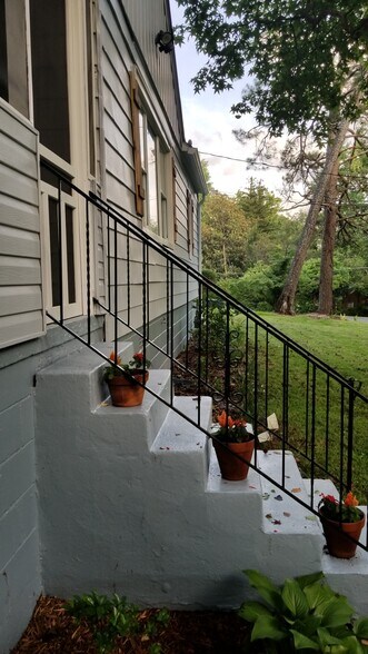 Front yard / entry - 1920 Wildwood Dr