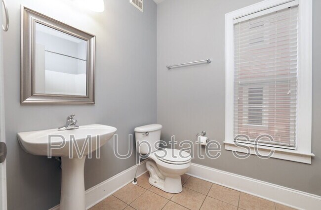 Building Photo - 204 E Park Ave