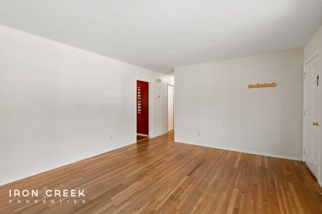 Building Photo - Beautiful Two-Bedroom with Fenced Yard in ...