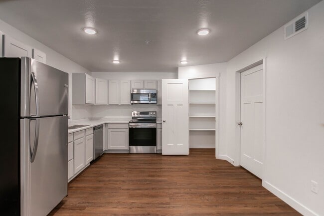 Building Photo - Up to $1000 Off First Month! Modern 3rd-St...