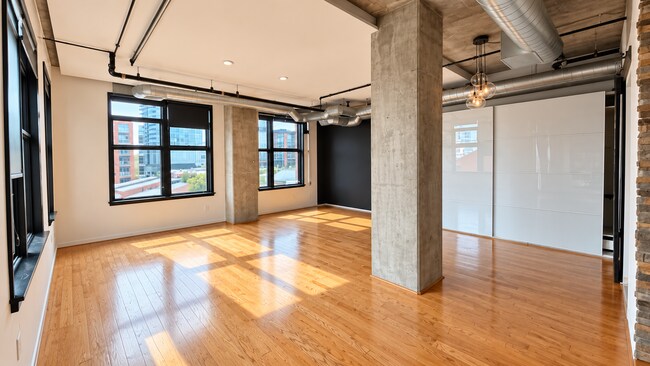 Building Photo - 877 Island Ave
