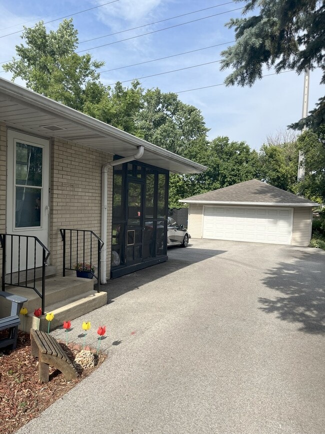 Building Photo - 729 Barnsdale Rd
