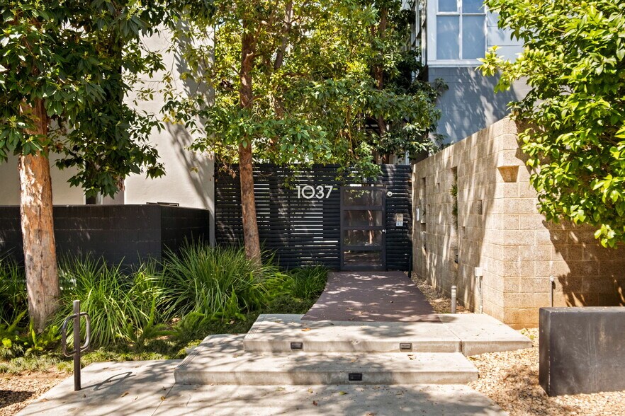 Building Photo - 1037 N Laurel Ave