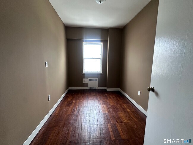 Building Photo - 230 Farmington Ave