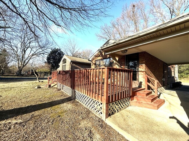 Building Photo - Spacious 3 Bedroom 2 Bath Home