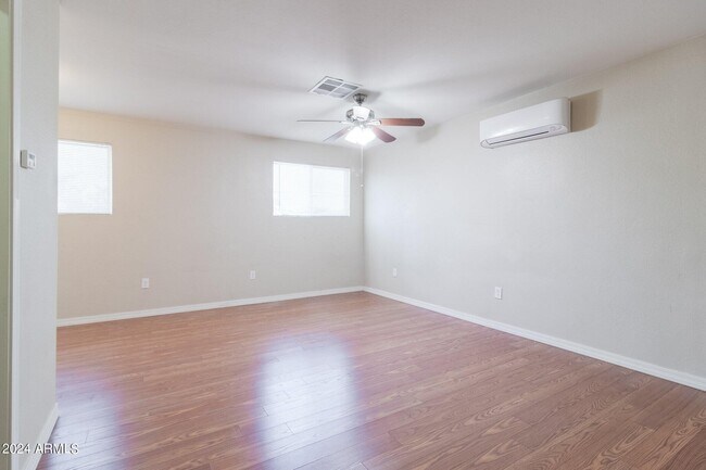 Building Photo - 40 E Balboa Dr
