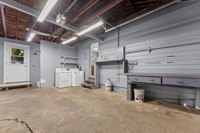 Building Photo - Rare 2 bedroom 1 bath HOUSE by Columbia River Marina!