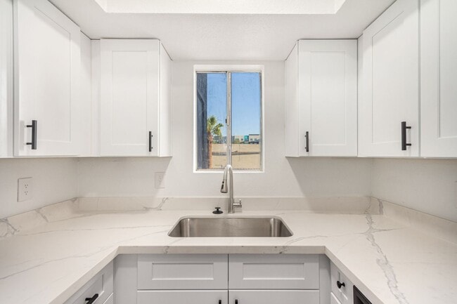Building Photo - Updated 2-Bedroom COZY Condo Just Minutes ...