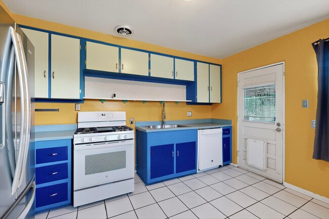 Building Photo - UPTOWN 2/bd 1/ba 1/cg 950/sf