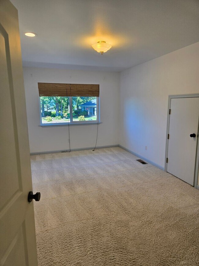 Building Photo - STATUS: PENDING APPLICATION-  | R17 | $ 2995