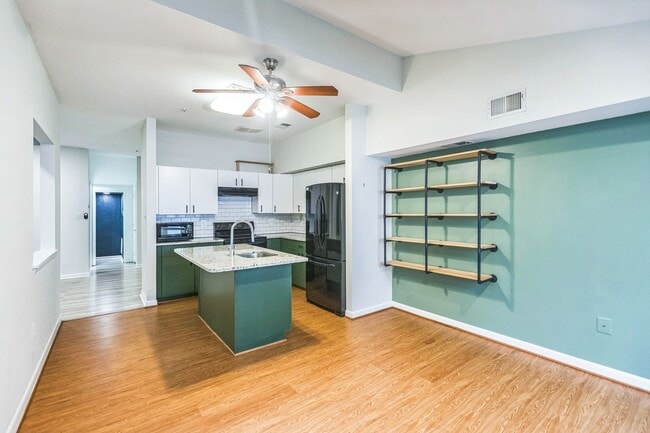 Building Photo - Bright & Spacious 3BR Townhome with Garage...