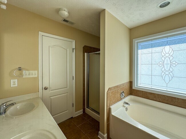 Building Photo - Charming 3 Bed 2 Bath Raeford Home with Fe...