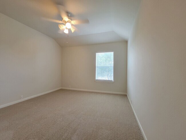Building Photo - Charming & Spacious 4/BR 3/BR Home – Pet F...
