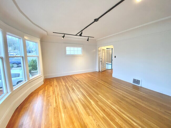 Living Area - 747 Head St