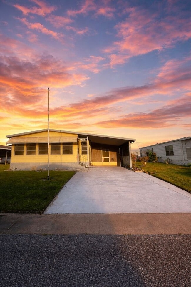 Building Photo - Welcome to your Florida retirement dream in desirable Hollywood Estates.