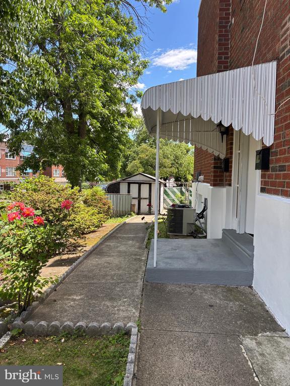 Building Photo - 201 Lockart Terrace