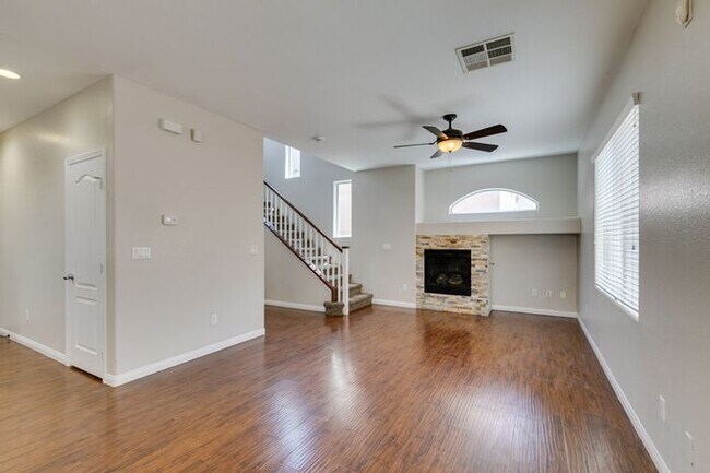 Building Photo - Beautiful 3 Bed / 3 Bath Home in Skyridge Community