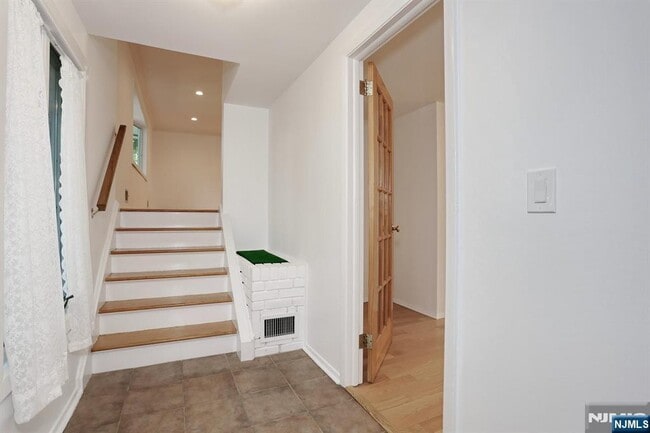 Building Photo - 253 Jeffer St