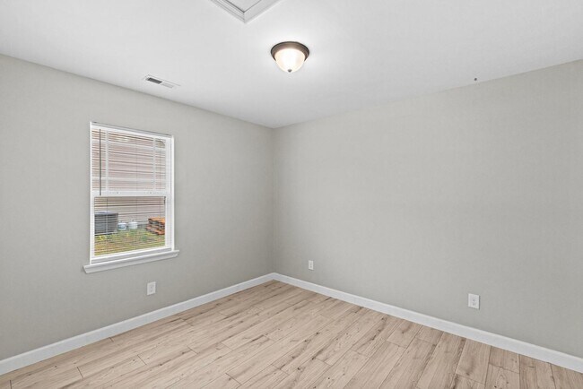 Building Photo - Bridgeport Home with Community Pool!