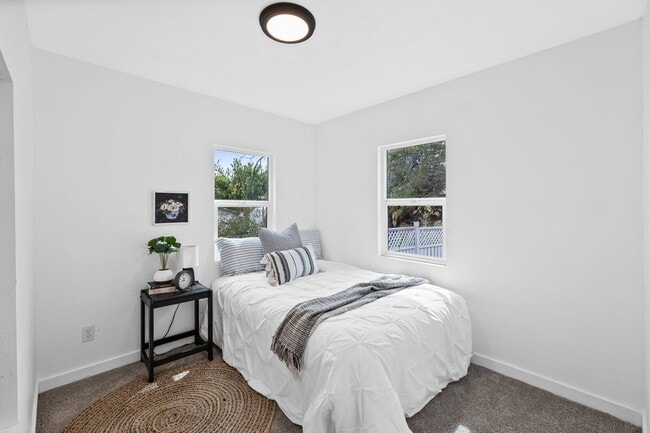 Building Photo - Dishman Area Home with Shop!