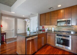 Building Photo - Beautiful Large 2 Bdrm, 2 Ba Condo in Cort...
