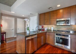 Building Photo - Beautiful Large 2 Bdrm, 2 Ba Condo in Cort...
