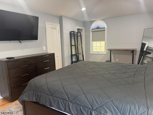 Building Photo - 50 Falls Bridge Dr