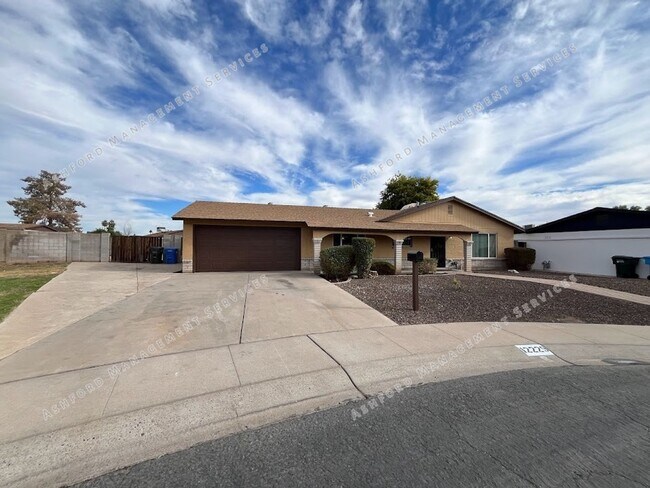Building Photo - BEAUTIFULLY UPDATED 3 BEDROOM HOME WITH HUGE BACKYARD, RV GATE & ARIZONA ROOM IN GLENDALE!