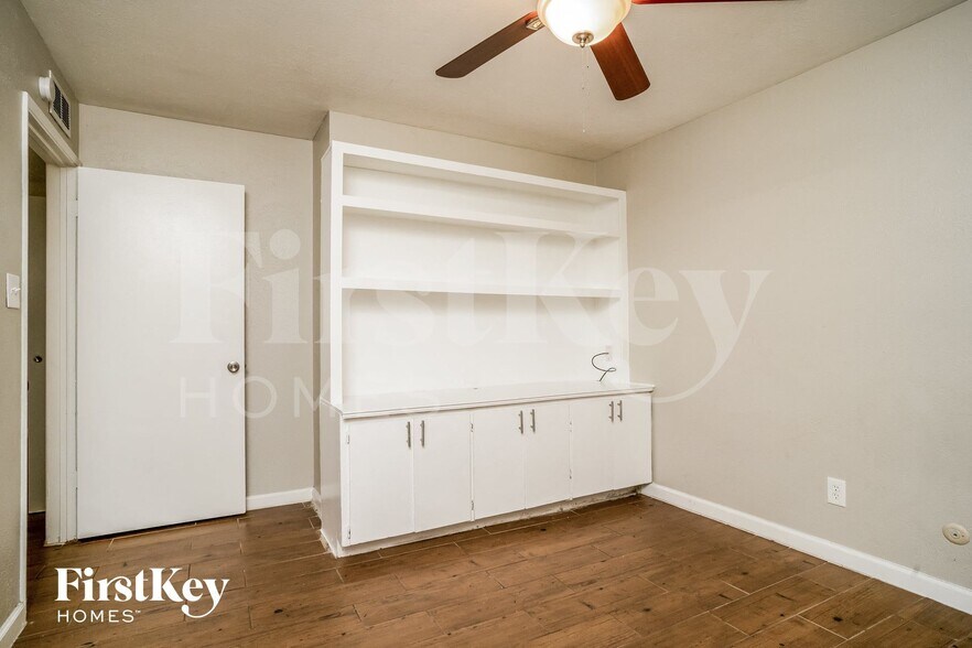 Building Photo - 7000 Wildbriar Ct E